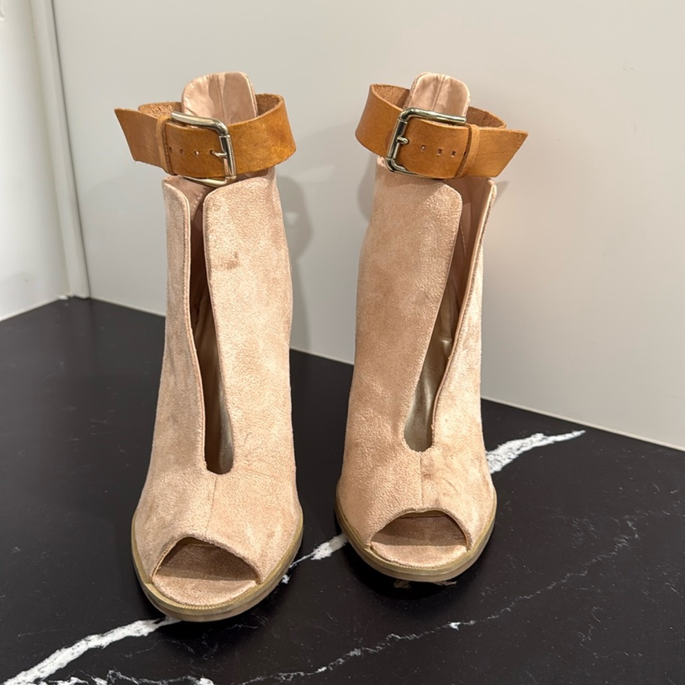 Stylish ankle boots size 7.5